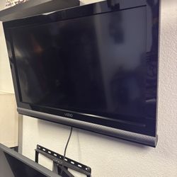 Vizio 32 Inch 720p With Wall Mount