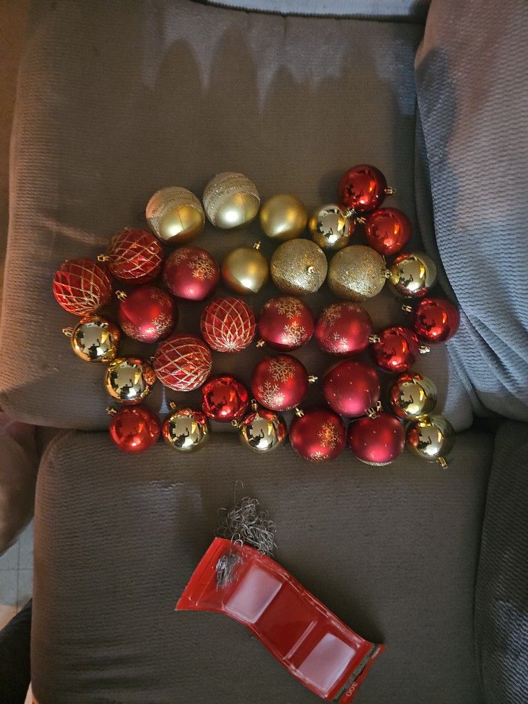 32 Piece Red And Gold Ornaments