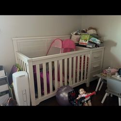 Crib With Changing Table & Drawers