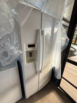 GE GSS23GGKECWW, a 23.2-cu.-ft. side-by-side refrigerator