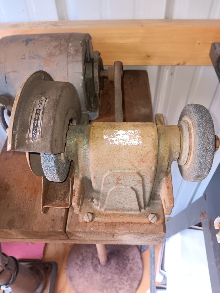 Bench Grinder With Pedalstool