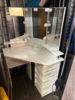 Corner vanity