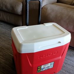 Igloo 28 Qt Red Wheeled Cooler with Locking Telescoping Handle