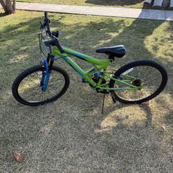 Mountain Bike: Mongoose 20 Inch Tires