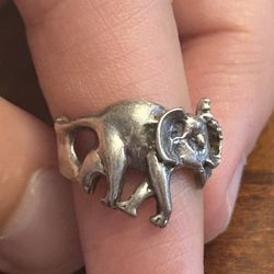 925 Stelring Silver Ring Size 4   Very Cute V22 2.44g Scrap Damaged elephant 