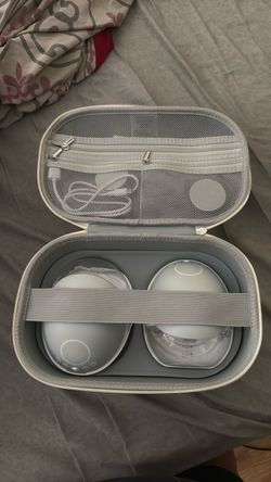 Wireless breast pumps