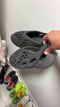 Onxy Foam runners Size 9