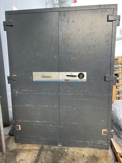Giant Safe