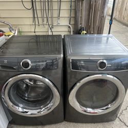 Electrolux gas washer and dryer with a three-month warranty in good condition. Free delivery in the Oakland area. Outside the Oakland area, a small fe
