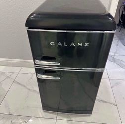 Great Working Galanz 3.1 cu ft Retro Mini Fridge In Super Great Condition