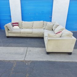 Comfortable Huge Sectional Couch 🛋 Very Nice