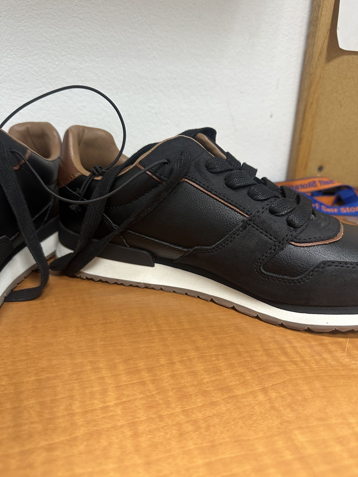 GUESS Men’s Faux-leather Sneakers