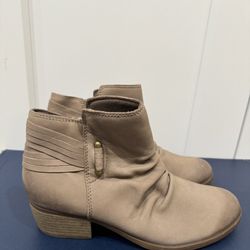 NEW Clarks Charlten Rosa Women’s Ankle Boots, Taupe, Size 8