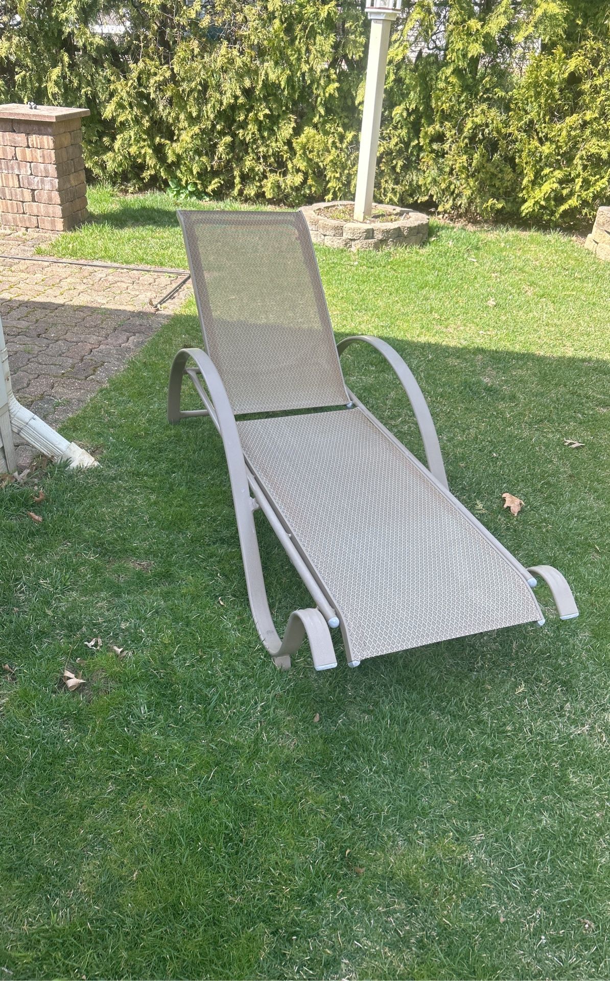 Lounge chair Lightweight, Excellent Condition great price