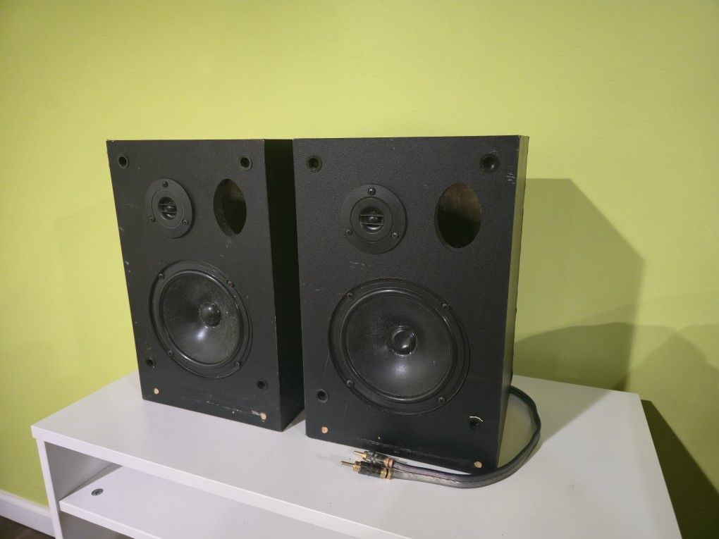 Pinnacle PN6+ Vintage Bookshelf Speakers