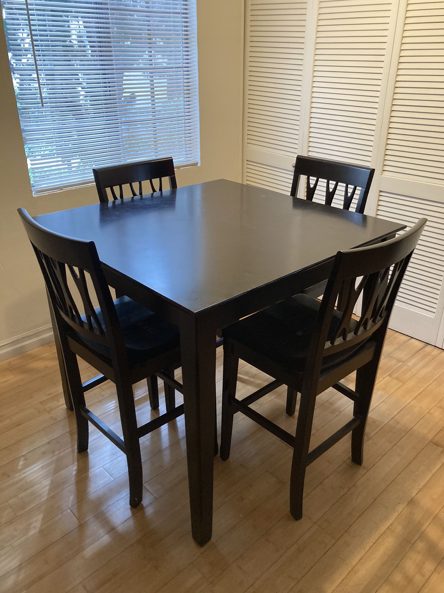 Dining Room Table (Pickup Only)