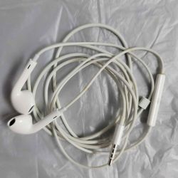 Apple EarPods Headphones with lighting connector, microphone with Built-in Remote to Control