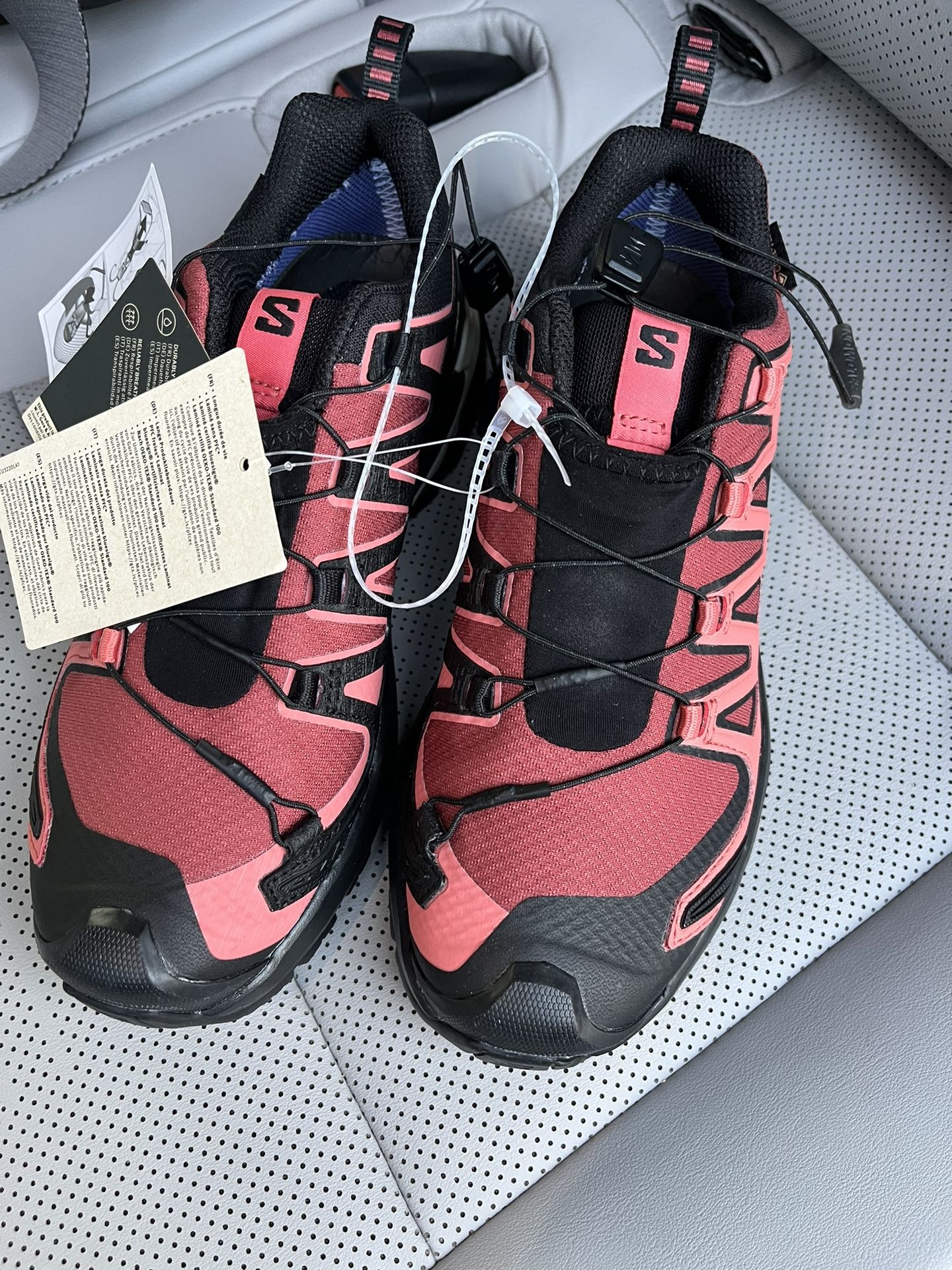 NWT Salomon XA PRO 3D V9 goretex watercolor proof hiking Shoe Women size 6 & 6.5