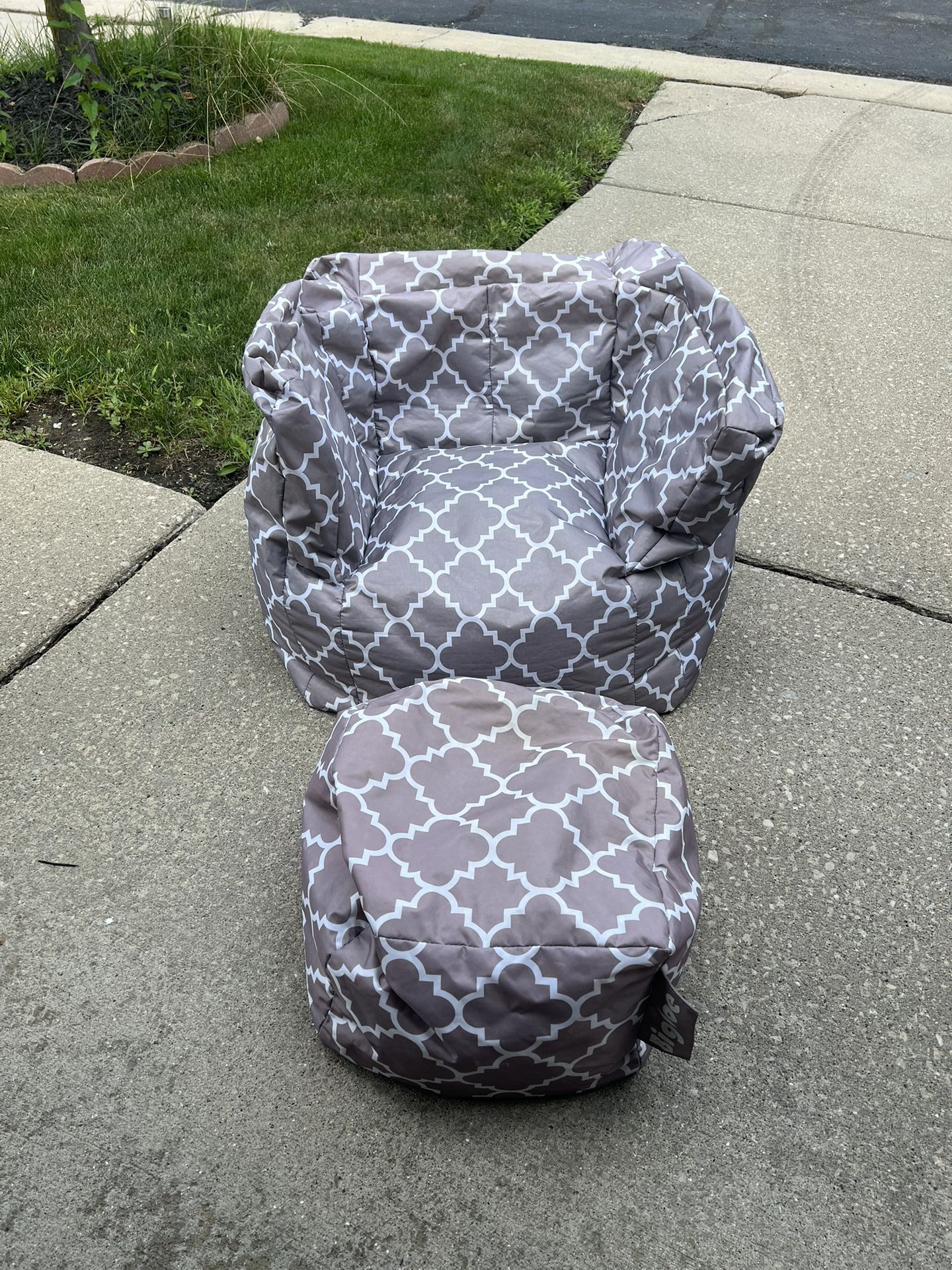 Big Joe Cube Quatrafoil Printed Smartmax Chair with Ottoman Gray