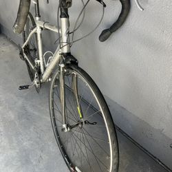 🚴 Specialized Road Bike — Fast, Smooth, Ready to Ride! (700c)