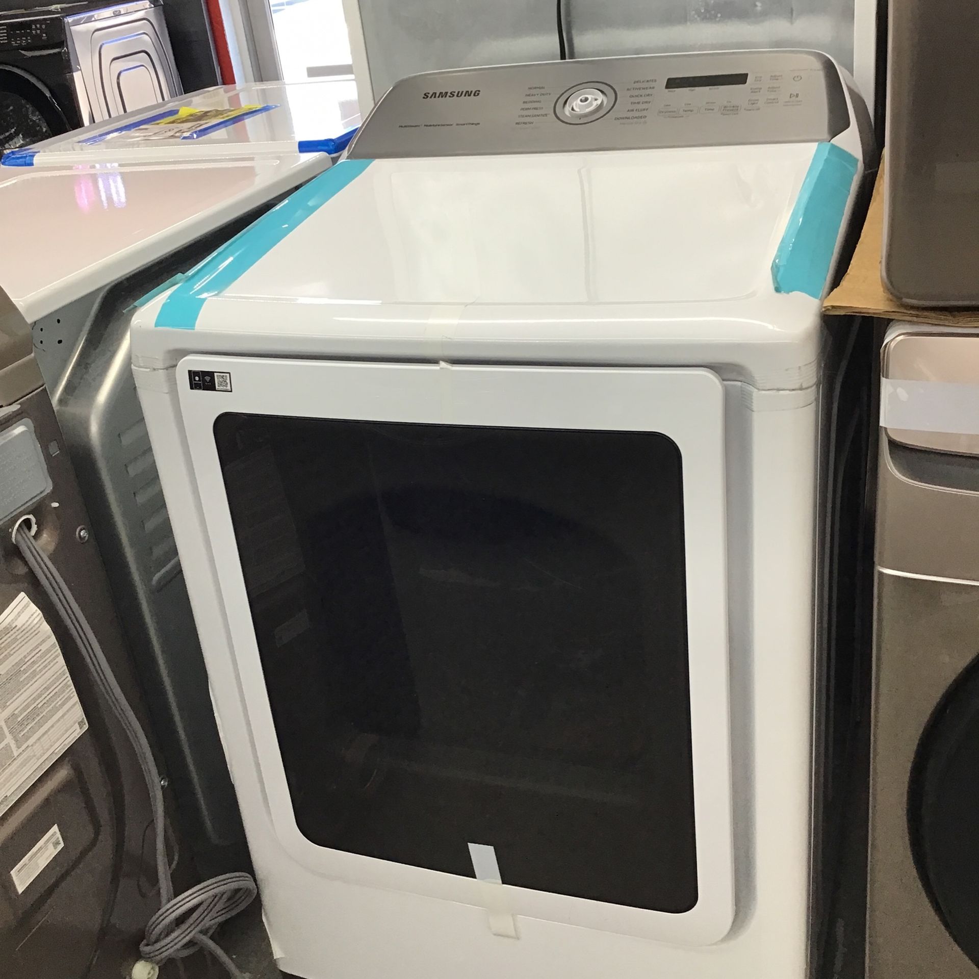 New Scratch And Dent Samsung Dryer. 1 year Warranty