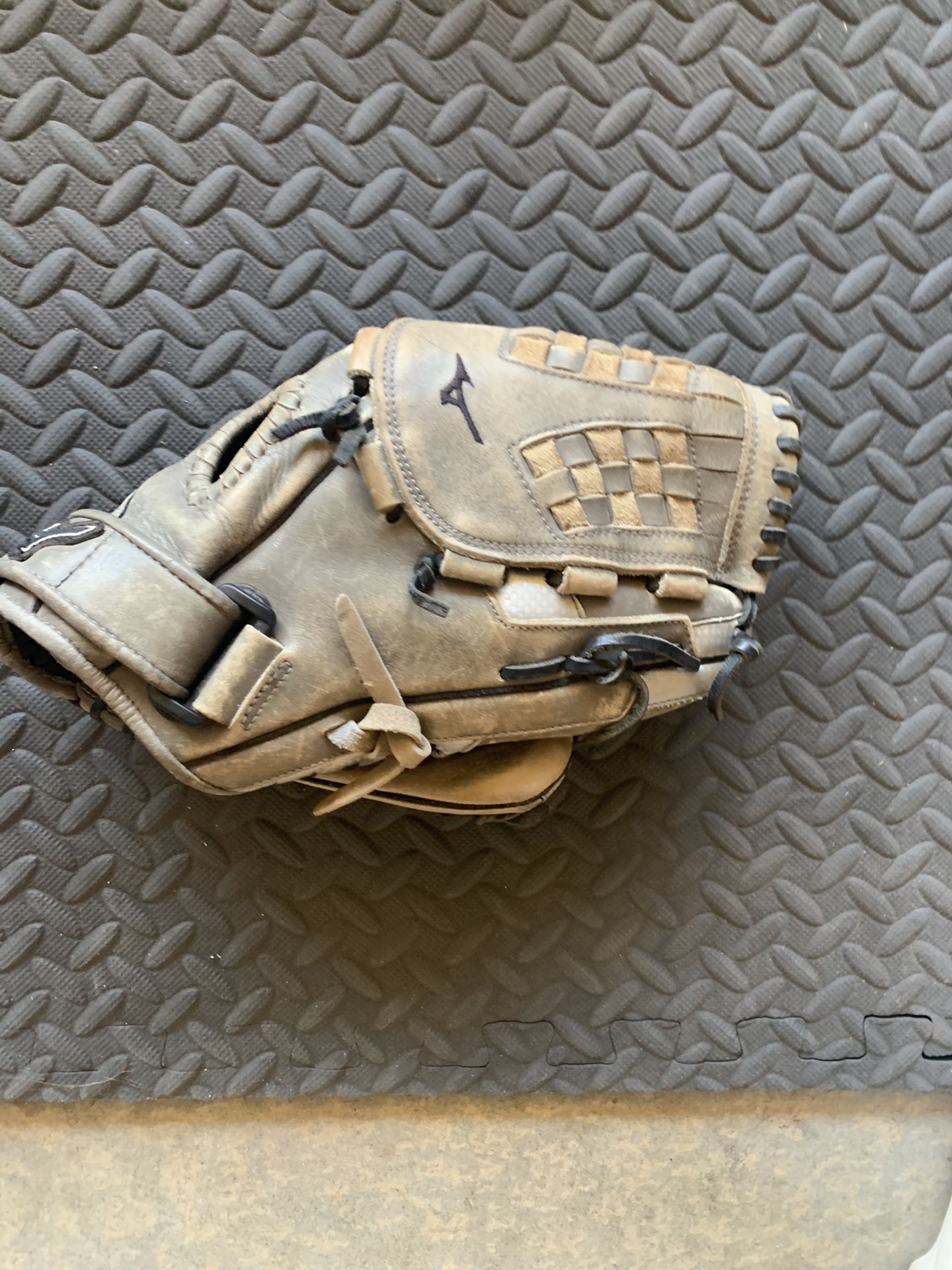 Mizuno Softball Glove