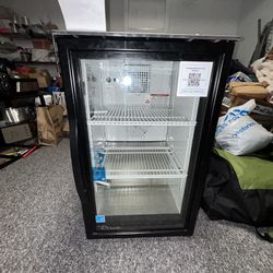 True GDM-06-34-HC~TSL01 20" Countertop Black Refrigerator Merchandising USA  HIT ME WITH OFFER