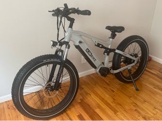 E-BIKE 28 MPH. LIKE NEW