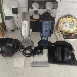 Logitech for Creators Blue Yeti USB Microphone for Gaming, Streaming, Podcasting, Twitch, YouTube. 