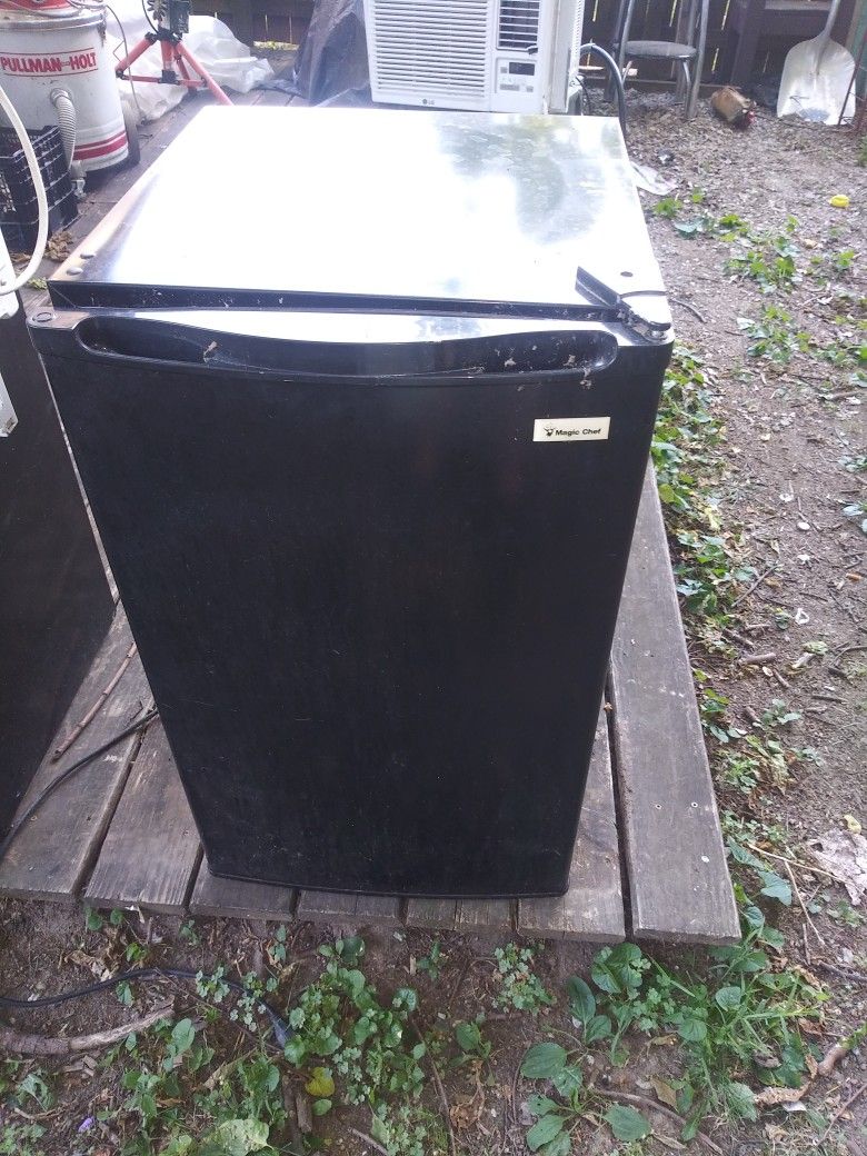 Magic Chef Refrigerator With a Small Freezer 