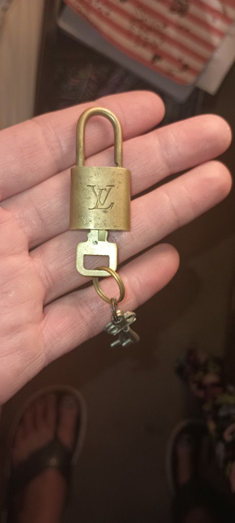  Louis Vuittonpurse Lock