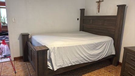 QUEEN BED SET!