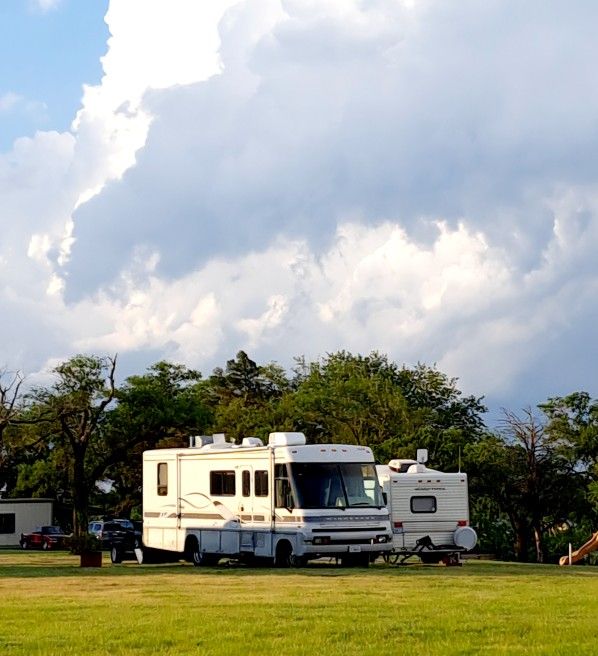 1996 Winnebago Adventurer. 32'