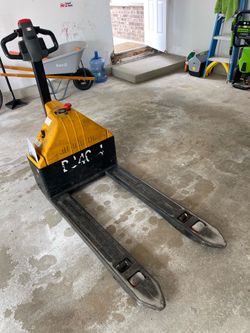 Big Joe Electric Pallet Jack, 3000 lb. Capacity, 27"W x 45"L Forks