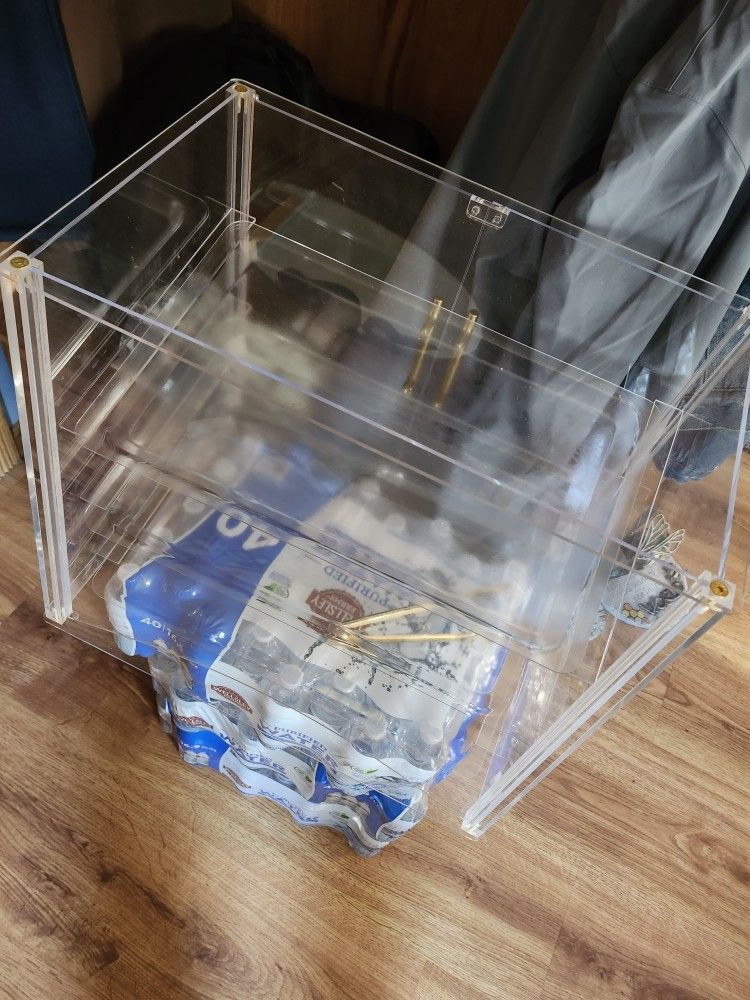 FOOD DISPLAY WITH TONGS USED FOR 1 MONTH 3 SHELFS 2 DOORS SELLING FOR 150.00