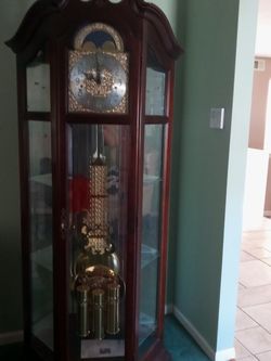 Grandfather Clock Howard Miller. Clock