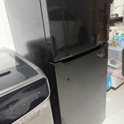 30″ Frigidaire FFHT1835VB 18.3 cu.ft. Top-Freezer Refrigerator Model# FFHT1835VB WFL5569