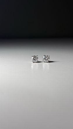 Round Diamond Stud Earrings
