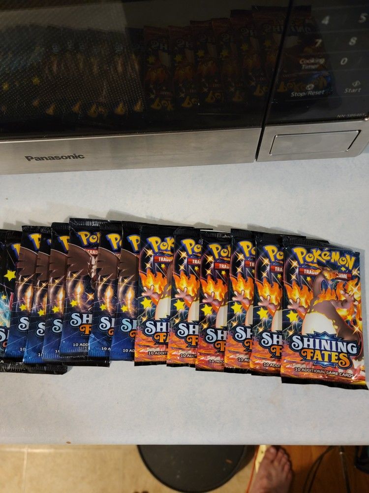 Shining Fates Boosters Pack.