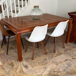 Dining Room Table With  2  20 Inch Leaves