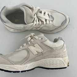 New balance 2002R size 8 Men or 9.5 Women 