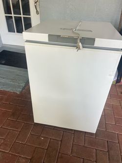 CHEST FREEZER 35 H 24X 24