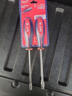 Brand New 2 Piece MILWAUKEE Screwdriver Set