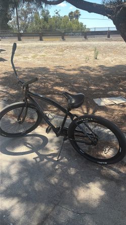 Black cruiser bike