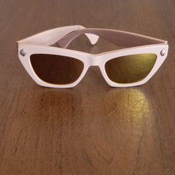 Kurt Geiger London Be Kind Kensington Pink Cat Eye Mirrored Sunglasses KGL1006. Pre-owned, perfect shape, no scratches. Please see the photos.
Eagle