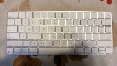 Apple Magic Keyboard – Silver Aluminum / White Keys