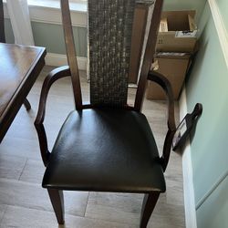 8 Chairs Table Real Wood In Great Condition, Take The Center Piece Off To Make It To 6 Chair Table 