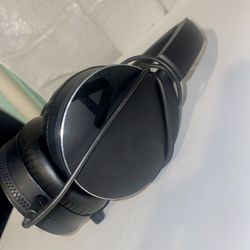 AKG Y50