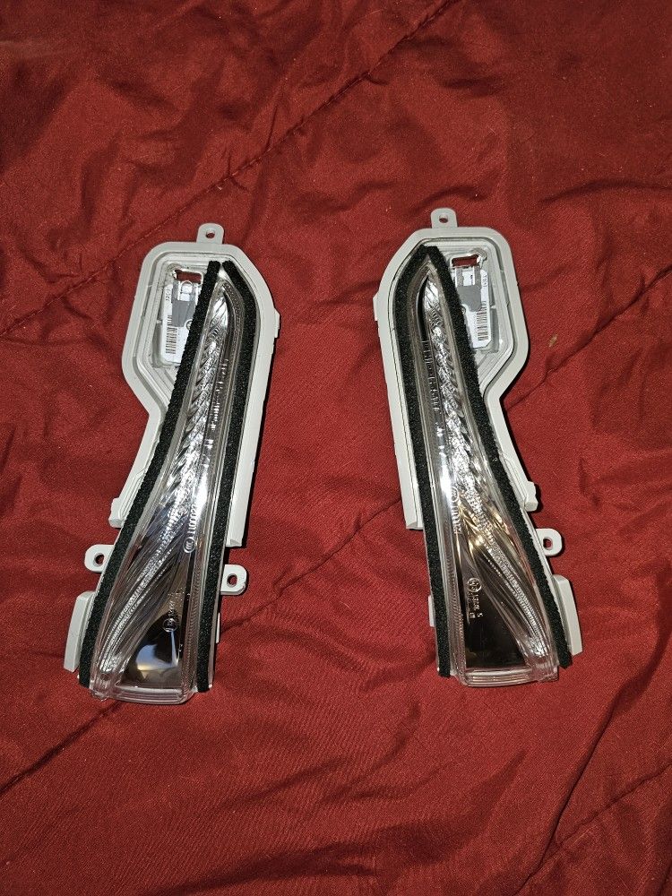 Infiniti Q50 Side Mirror Turn Signal Lights