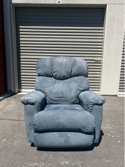 *Like New* Magnificent Blue Electric Lazyboy Recliner (Free Delivery 🚚)